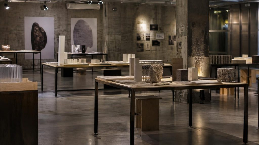 Visual editoriale ispirato a prototipi e materiali di design in uno spazio urbano industriale
