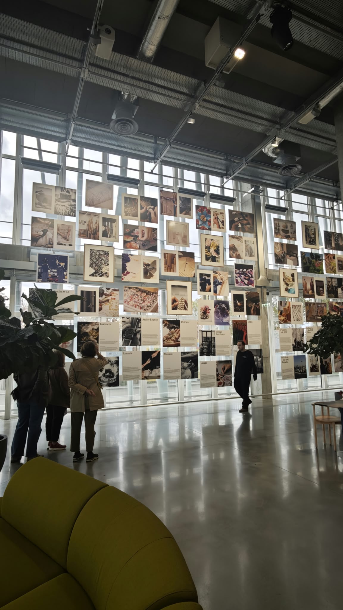 Fotografie e materiali esposti all’interno di le 19M a Parigi
