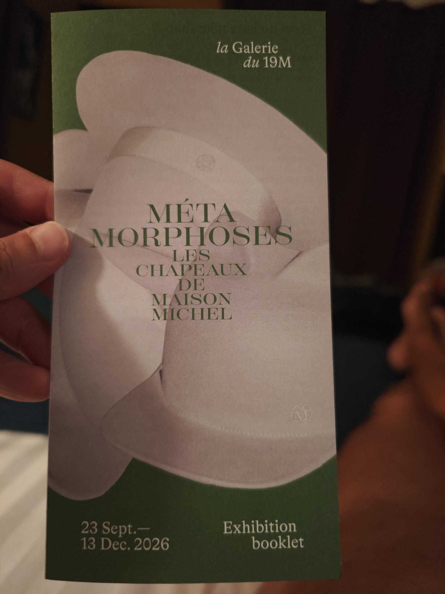 Programma originale della mostra Métamorphoses sui cappelli di Maison Michel a le 19M