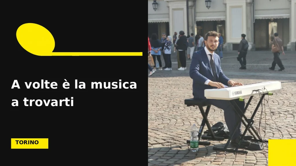 Musicista in abito blu alla tastiera a Torino, nella copertina «A volte è la musica a trovarti».